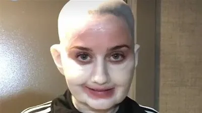 كاتي بيري تفوز بسباق الهالوين بعد تنكرها في هذه الشخصية (صور)