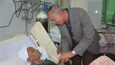 محافظ البحر الأحمر يطمئن على مصابي السيول برأس غارب  