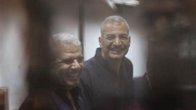 عصام سلطان يطالب المحكمة برفع الحواجز الزجاجية للتواصل مع المحامين