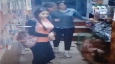فتاة حسناء تشاغل بائعاُ لتمكن زميلتها من تنفيذ أغرب سرقة (فيديو)