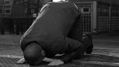 حكم إغماض العينين في الصلاة (فيديو )