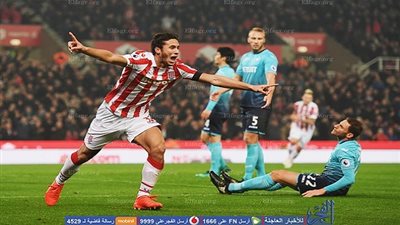 عاملان يدفعان بـ