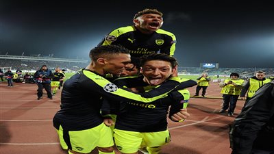 بالفيديو.. لقطة اليوم - أوزيل يسجل هدفا خياليا من صناعة محمد النني 