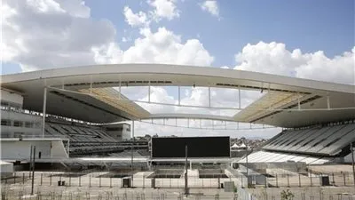 تسرب مياه ملعب كورينثيانز يثير الذعر