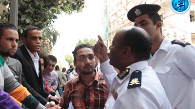 الأمن يحاول إقناع حملة الماجستير بتأجيل تظاهرهم لمرور رئيس سنغافورة (فيديو)