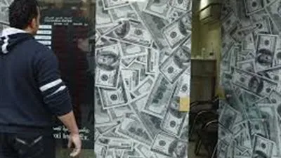 الدولار يتهاوى.. والسوق السوداء 