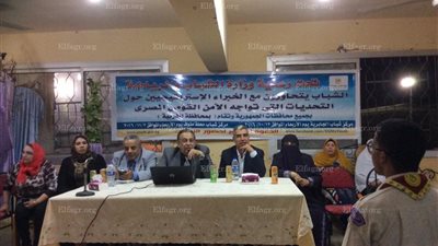 فتاة تدافع عن ثورة يناير بقصيدة 