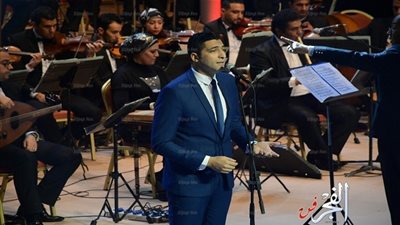 محمد متولى يشعل مهرجان الموسيقى العربية بفقرة غنائية (صور) 