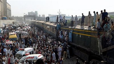 17 قتيلا على الأقل في تصادم بين قطارين في جنوب باكستان