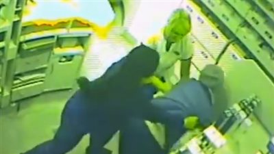 موظفات يحتجزن 