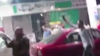 شاهد.. مشادات كلامية بأحد محطات الوقود بـ