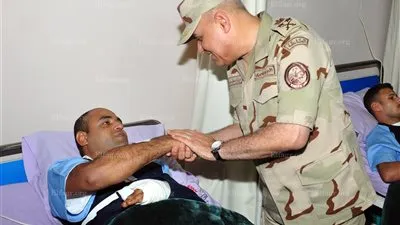  صدقي صبحي يزور مصابي العمليات من رجال القوات المسلحة  (صور)