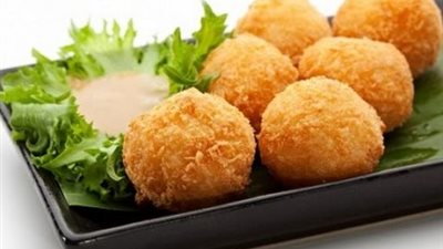 طريقة عمل كرات البطاطس المقلية بالجبنة