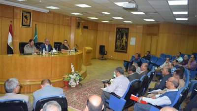 محافظ المنيا يعلن تعريفة جديدة للمواصلات ويكلف المرور بسحب السيارات المخالفة فورًا  