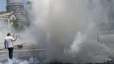 متظاهرون في تشيلي يحرقون حافلات ويغلقون شوارع احتجاجا على نظام معاشات التقاعد