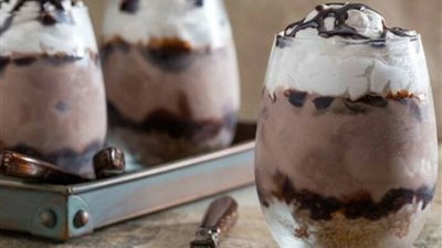 أفضل طريقة لعمل كاسات الشوكولاتة بالكريمة