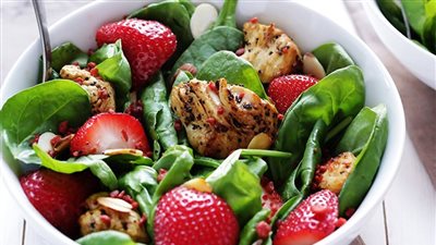 طريقة عمل سلطة اللحم مع الفراولة والخس