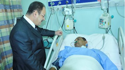 وزير الداخلية يزور مصابي الشرطة بمستشفى الجلاء