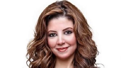 عطل فني يصيب إعلامية بنوبة ضحك على الهواء