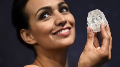 الموتي يتحولون إلى حبات من الألماس ليرتديها أقرباؤهم الأحياء