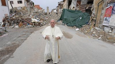 كاهن إيطالي: الموافقة على زواج المثليين هو سبب وقوع الزلازل 