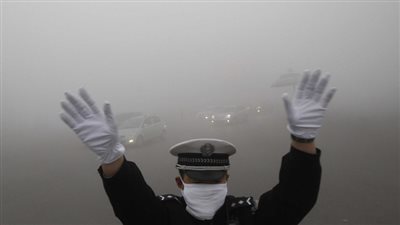 الضباب الدخاني يتسبب في إلغاء 500 رحلة جوية في مطار بكين