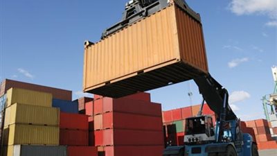 رئيس جمعية المصدرين المصريين يطالب بتعميم الصناعة وتقليل الإستيراد 