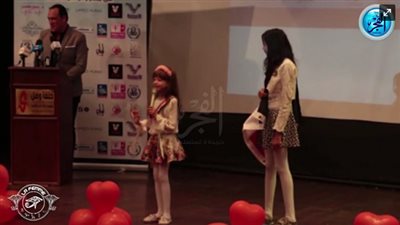 فتاتان صغيرتان تلقيان قصيدة شعرية بالملتقى الأول للقوة الناعمة (فيديو)