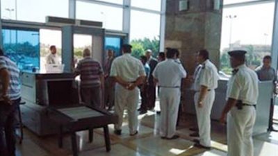 ضبط راكب صيني في مطار القاهرة حاول تهريب عاج وحصان البحر