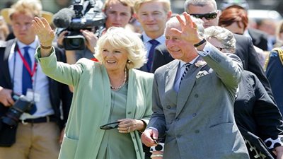 الأمير تشارلز يرقص بالسيف وزوجته تحتمي من الحر خلال زيارة لسلطنة عمان