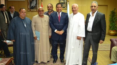 مواطن يتبرع بـ 13 قيراط لبناء مدرسة في الغربية ( صور)