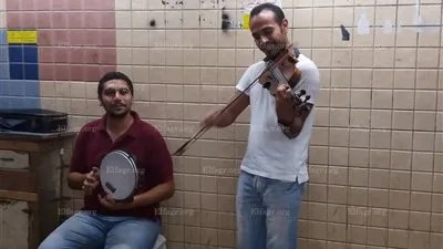  شباب يعزفون بالألات الموسيقية لإسعاد المارة في نفق 