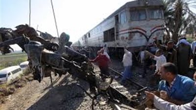 إصابة شخص إثر اصطدام قطار بسياره نقل وتوقف الحركة بالمنيا