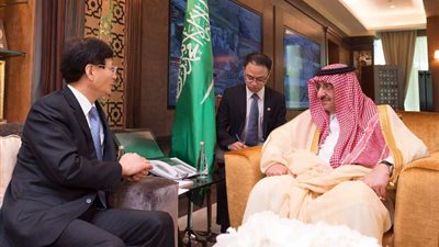 ولي العهد يقيم مأدبة غداء عمل للمبعوث الخاص للرئيس الصيني