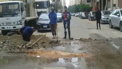 توقف الحركة المرورية بشارع الطيران بسبب كسر ماسورة مياه
