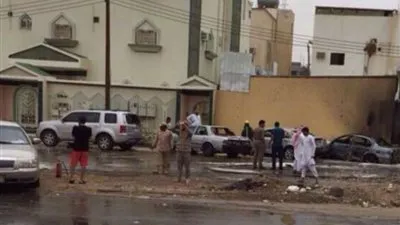 مقذوف حوثي يصيب منزلًا ويحرق 3 سيارات بالطوال