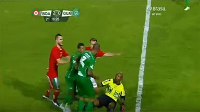 فيديو كوميدي.. لاعب يواجه طرده بضرب الحكم وإسقاطه أرضا 