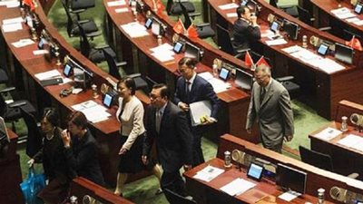 الصين تمنع نائبين منتخبين من تسلم مقعديهما في برلمان هونغ كونغ