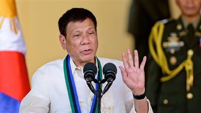 الرئيس الفلبيني يلغي صفقة لشراء بنادق للشرطة من أمريكا