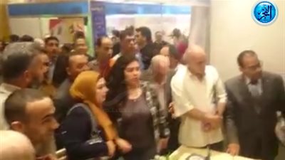 هجوم رواد معرض 