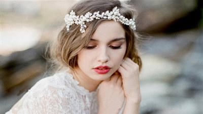 إطلالة أنيقة من اللؤلؤ لتزيين شعر العرائس لربيع 2016 (صور)