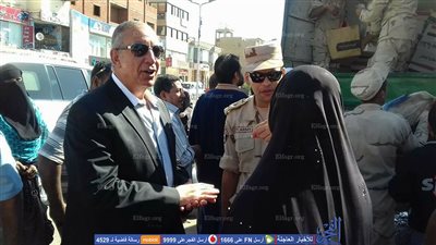 توزيع كراتين المواد الغذائية بسعر ٢٥ جنيها لأهالي الغردقة (صور)