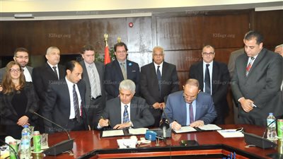 وزير النقل يشهد توقيع عقد المرحلة الثالثة للمترو