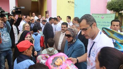 محافظة القاهرة تسلم الحقائب المدرسية لطلاب مدرسة شهداء بور سعيد
