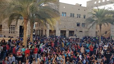 طلاب الجامعة الأمريكية يتظاهرون ضد ارتفاع المصروفات الدراسية (فيديو)