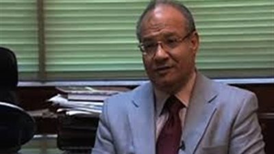 أستاذ سياسية: 