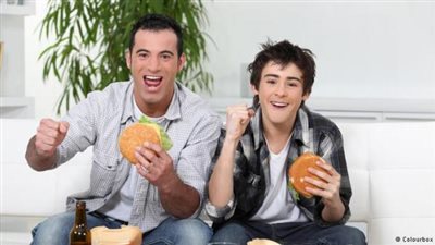 الأكل أثناء مشاهدة التلفزيون قد يصيبك بالسمنة