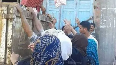 استخدام سيارات القمامة في توزيع 