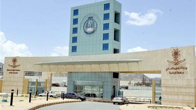 جامعة الباحة ترفض تنفيذ أمر قضائي وتُهدد طلاب الماجستير بغلق القيد