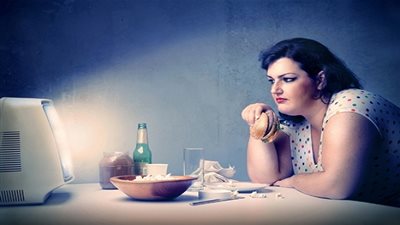 الأكل أثناء مشاهدة التلفزيون يصيبك بالسمنة!